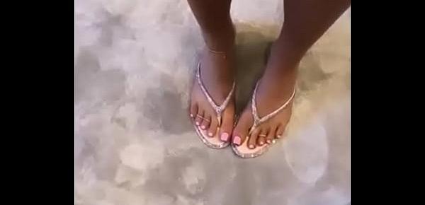  Kylie Jenner Gorgeous Feet!